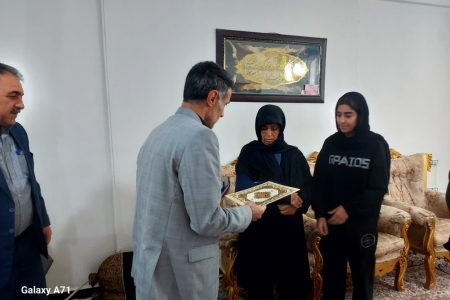 دیدار مسئولان لرستان با خانواده شهیدان «سفیدپری و طاووس بزنی»