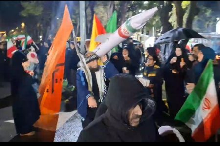 حرکت موشک سوار بر لانچر در اجتماع امشب بروجرد