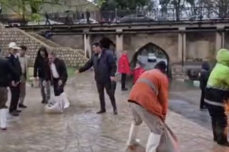 تلاش نیروهای خدمات شهری شهرداری خرم‌آباد در رفع آبگرفتگی زیر پل صفوی