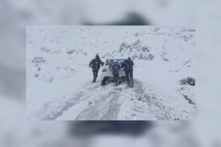 اقدام شجاعانه مأموران انتظامی دلفان در کمک به مسافران گرفتار در کولاک برف