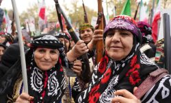 شیر زنان لرستانی برنو به دست در میدان بیعت