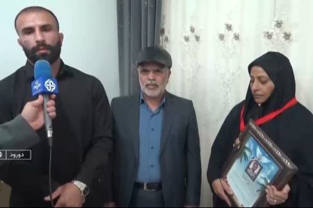 اهدای مدل کشتی گیر لرستانی به خانواده شهید جنگ رمضان