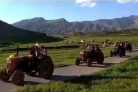تراکتورها در دوره چگنی به عشق وطن به خط شدند