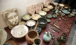 کشف ۱۵ قطعه اشیای تاریخی در دورود