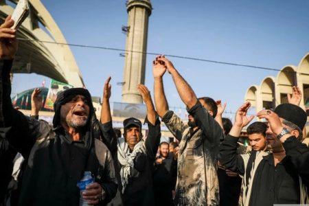 آیین «گِل‌مالی» لرستانی‌ها در مراسم وداع با رهبر شهید در مصلای تهران