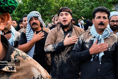 گِل‌مالی و نوحه‌سرایی لرستانی‌ها در سوگ امام امت
