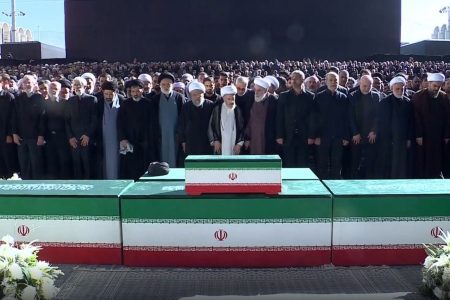 فیلم|اقامه نماز بر پیکر مطهر رهبر شهید