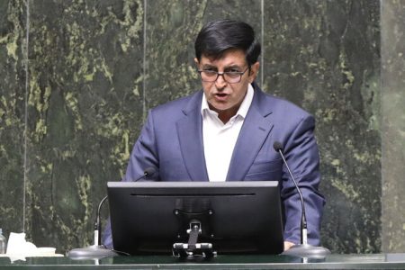انتقاد نماینده الیگودرز از بلاتکلیفی نیروهای شرکتی و تأخیر در پرداخت حقوق