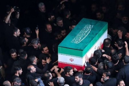 مراسم تدفین پیکر مطهر رهبر شهید با حضور اعضای بیت رهبر انقلاب برگزار می شود