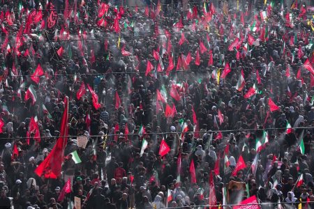 موج پرچم‌های سرخ خونخواهی در تشییع رهبر انقلاب