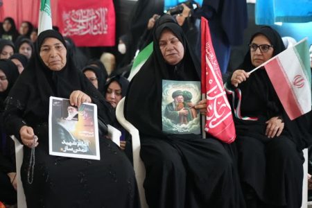 بدرقه آقای شهید ایران در میان بغض و اشک بانوان لرستان