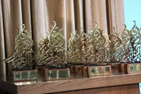 تبریک معاون روابط عمومی سپاه لرستان به خبرنگار برگزیده جشنواره ابوذر
