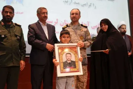 تکریم خانواده شهدای ارتش در لرستان