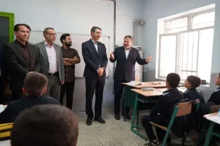 اهدای ۵۰۰ بسته لوازم‌التحریر به دانش‌آموزان نیازمند لرستان
