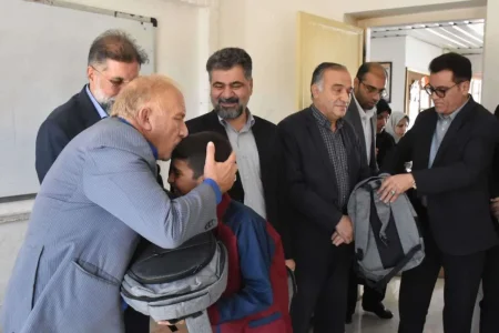 بانک دی در کنار دانشآموزان مناطق محروم خرمآباد
